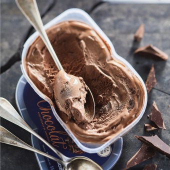 Crème glacée chocolat avec pépites de chocolat - 84055 - Mise en situation - Picard Réunion