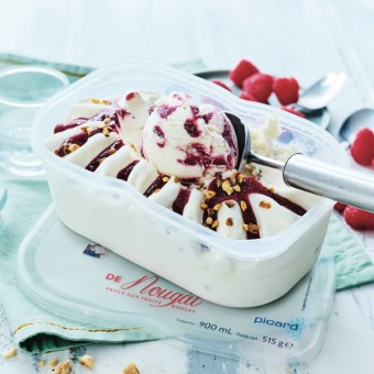 Crème glacée nougat sauce aux fruits rouges - 84164 - Mise en situation - Picard Réunion