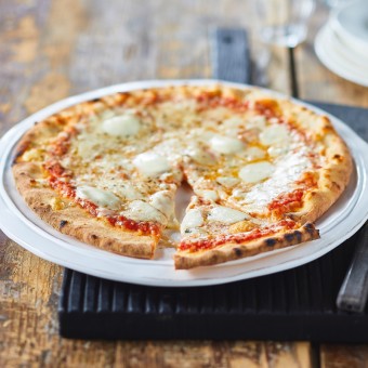 Pizza 4 formaggi italiani "Italia" - 89012 - Mise en situation - Picard Réunion